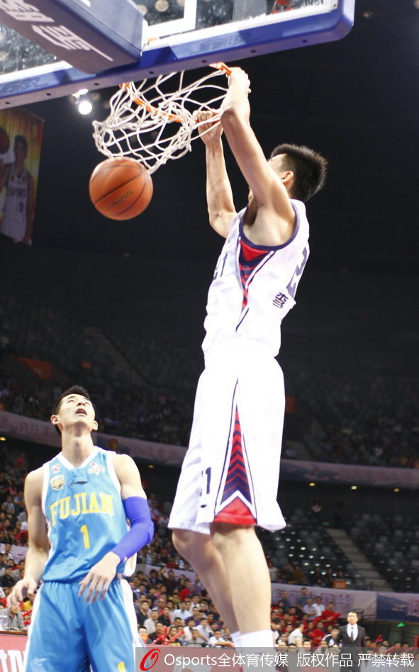 李慕豪高高跃起单手劈扣，如大鹏展翅般将球狠狠砸进篮筐，展现中国长城威力