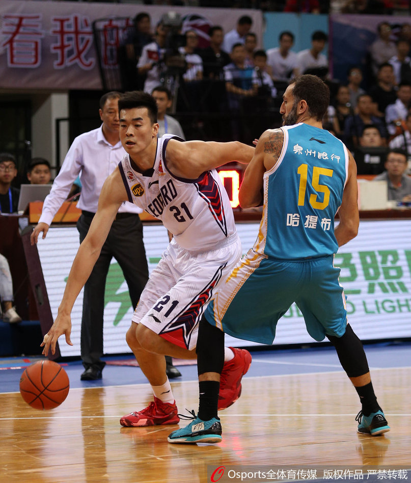 王哲林背身单打李慕豪，肌肉碰撞中展现扎实脚步，昔日国家队内线搭档寸土必争