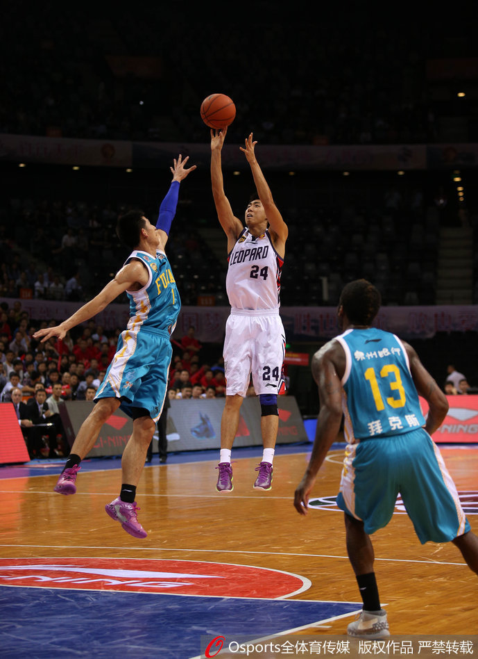 哈提布如推土机般强行上篮，顶着防守将球送入篮筐，老将风采尽显无疑