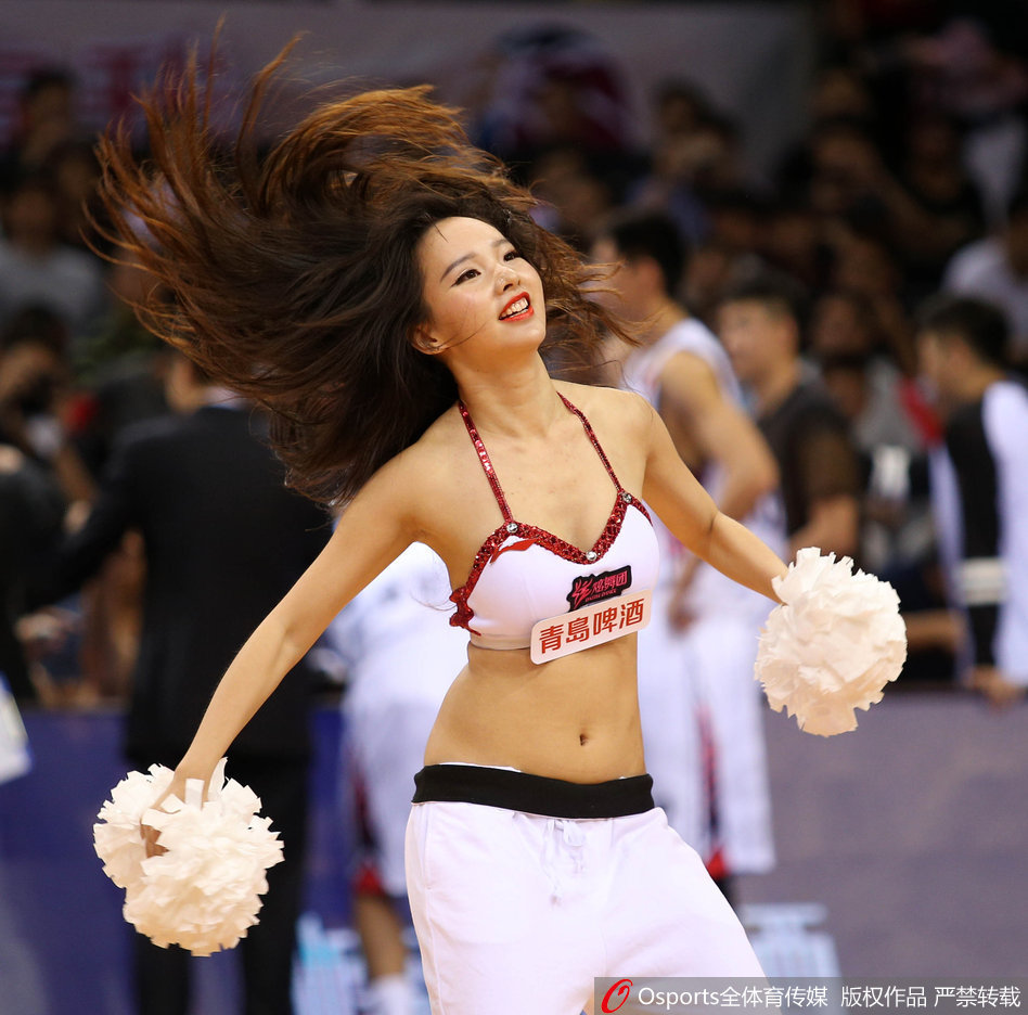 这位宝贝在热舞中尽情甩动秀发，动感的波浪长发在空中划出洒脱的弧线，仿佛在向观众发出最热情的呐喊与邀约。