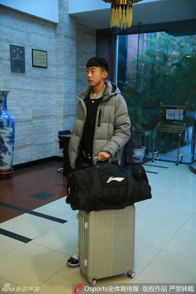 训练场上，丘天在体能教练的指导下进行核心力量训练，汗水湿透了衣衫，他咬紧牙关坚持，展现出超越年龄的坚韧