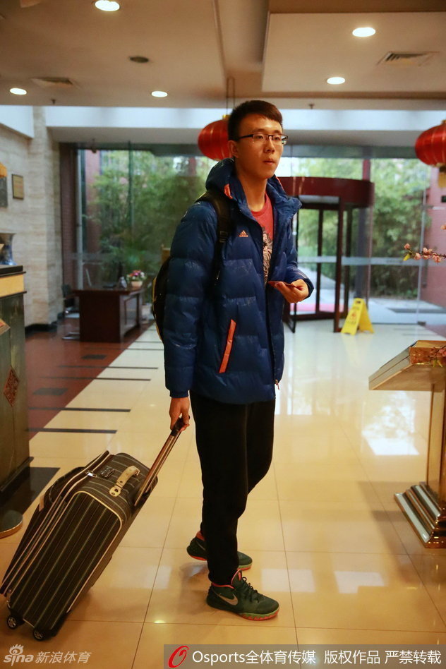 夕阳余晖洒在训练馆的地板上，结束训练的丘天独自加练投篮，篮球空心入网的声音回荡在空旷的球馆，仿佛是他对未来的誓言