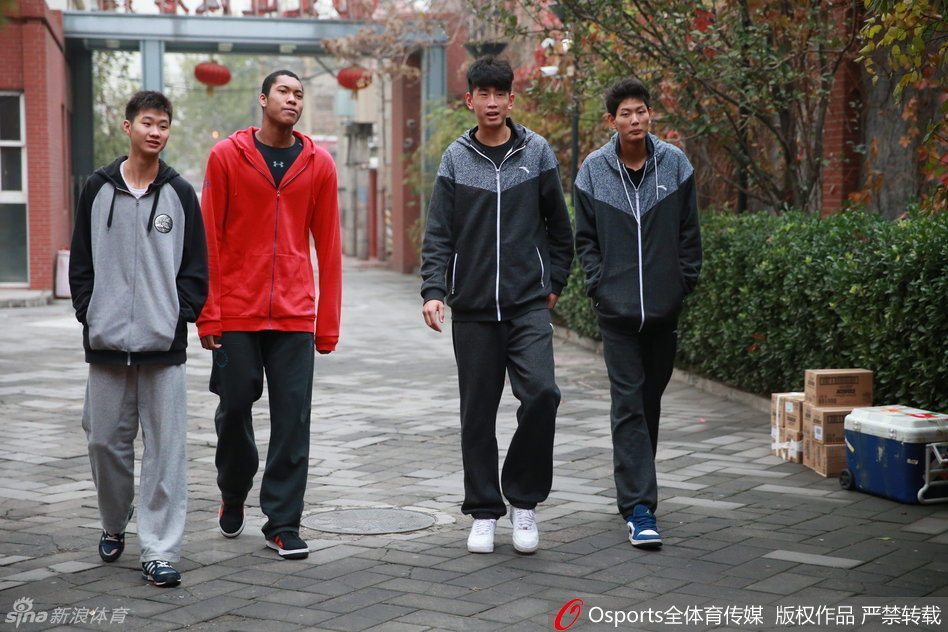 训练间隙，国青主帅范斌将丘天拉到一旁单独指点，神情严肃而专注，丘天则认真聆听，眼神中透露出对细节的渴求