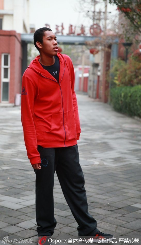 国青队内对抗赛中，丘天在内线卡位要球，尽管防守球员极力干扰，但他依然凭借出色的身体素质占据有利位置