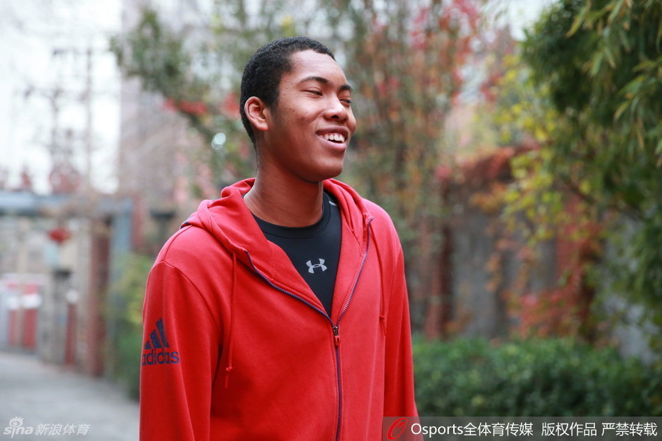 丘天在训练后拉伸放松，身边的国青队友们有说有笑，他已完全融入这个集体，用一口流利的北京话和队友们交流着心得
