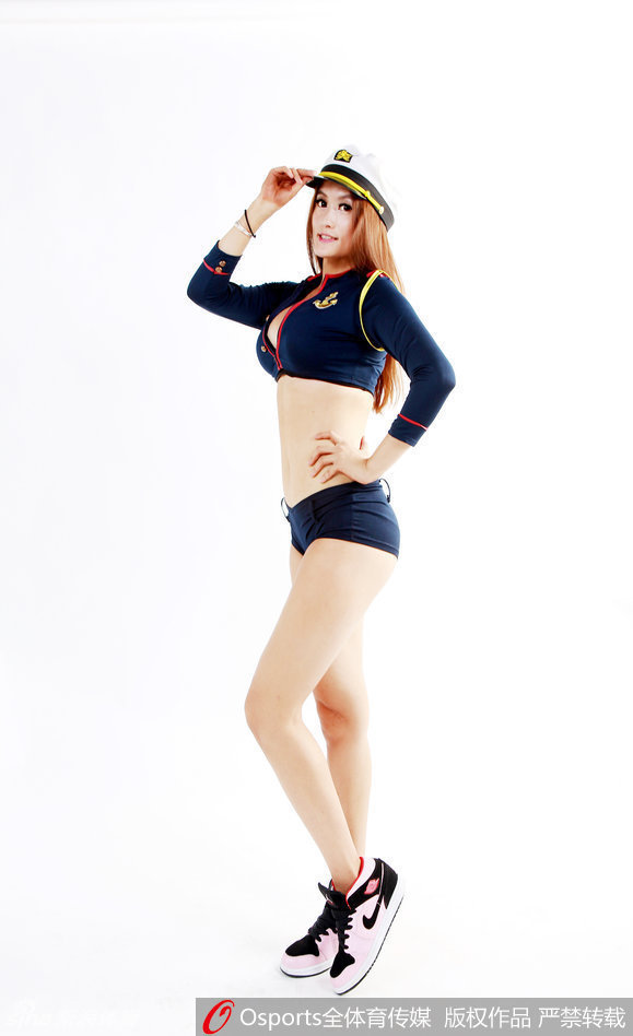 宝贝身著亮片装饰的表演服，回眸一笑的瞬间被抓拍，健康的肤色和自信的姿态展现出现代女性的力量美，仿佛在向广东宏远的将士们传递必胜的信念。