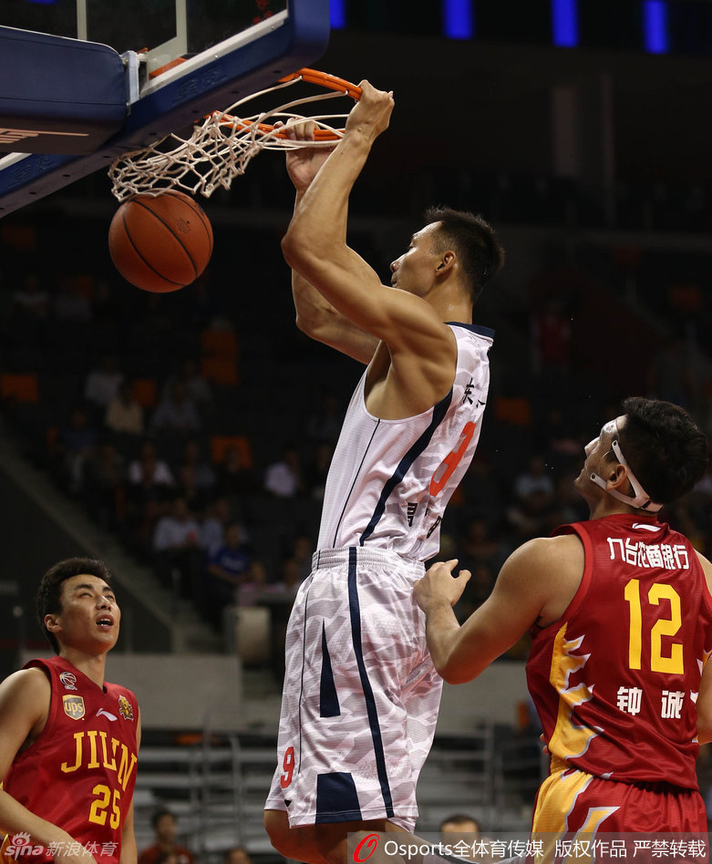 易建联在对手内线球员头顶上演势大力沉的隔人暴扣，全场瞬间沸腾