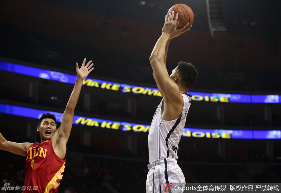 易建联面对防守急停跳投，篮球划过一道完美的弧线空心入网