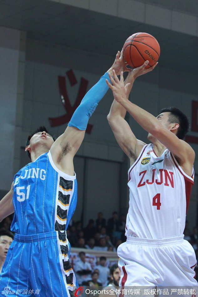 吉喆在对方外援面前跃起擎天巨掌，指尖几乎触碰篮板上沿，完成一次霸气十足的排球大帽，五棵松瞬间沸腾。