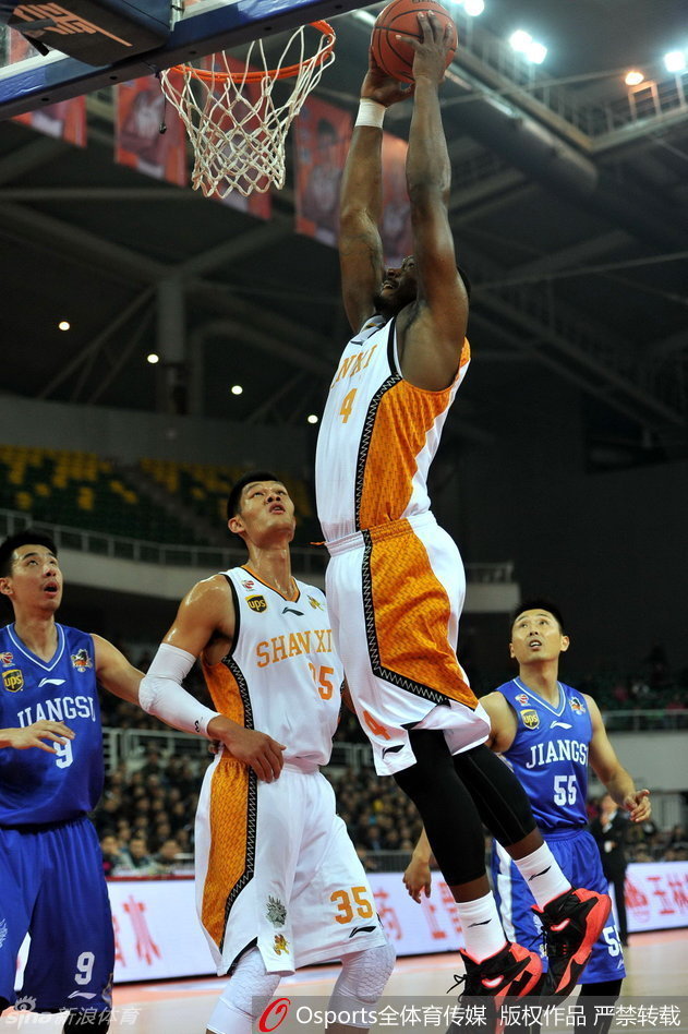 邓特蒙犹如一道白色闪电，运球快速突破北控球员的贴身防守，眼神坚毅地杀向禁区