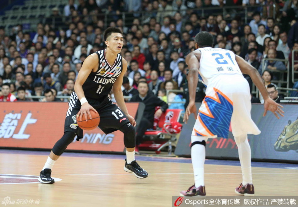 全场结束的哨声响起，辽宁队员们围在一起激情怒吼，他们用团队的力量和顽强的斗志，在这片场地带走了一场含金量十足的胜利。