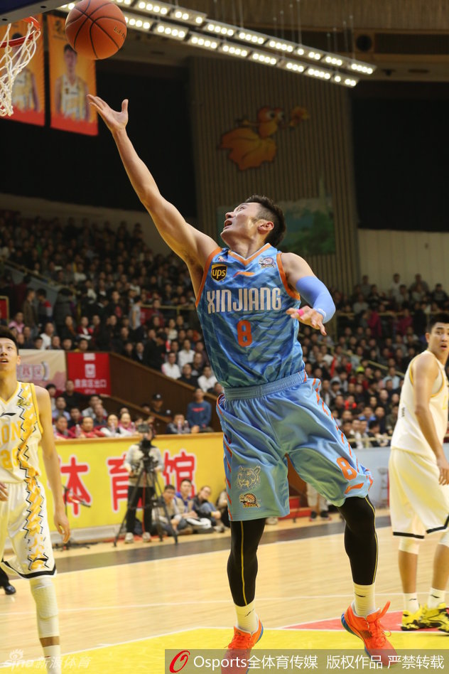 吴楠在快攻中高高跃起，身体在空中舒展开来，动作飘逸地将球送入篮筐，充满美感。