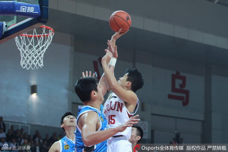 莫里斯在对手的包夹下寸步不让，眼神坚毅地望向篮筐，肌肉线条在对抗中紧绷，展现出内线悍将的铁血本色。