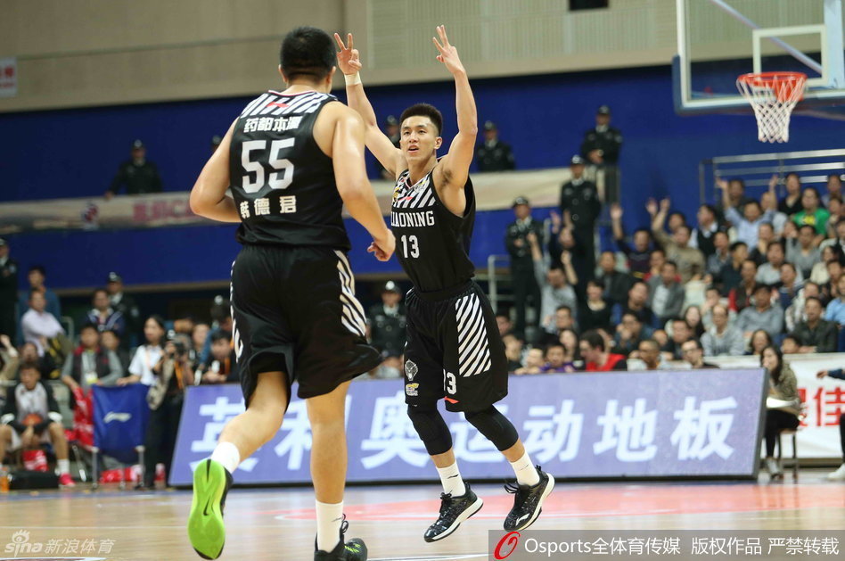 功夫熊猫韩德君在篮下凭借吨位优势卡住位置，奋力争抢进攻篮板，眼神中充满了对胜利的渴望。