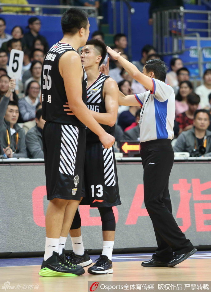 球队大脑郭艾伦正指挥着全队跑位，他屈膝运球，手势明确，作为后场指挥官盘活了整个辽宁队的进攻。