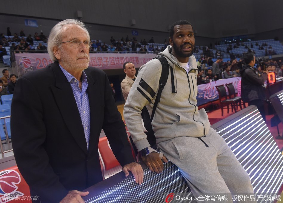 四川外援哈里斯如同重型坦克一般杀入敌阵，在对抗中强行将球送入篮筐，肌肉碰撞的声音仿佛隔着屏幕都能听见。