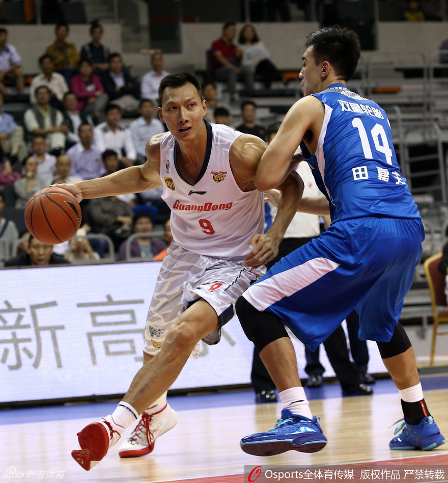 面对两人包夹防守，易建联毫无惧色，强硬起跳上演单手暴扣，展现篮下统治力。