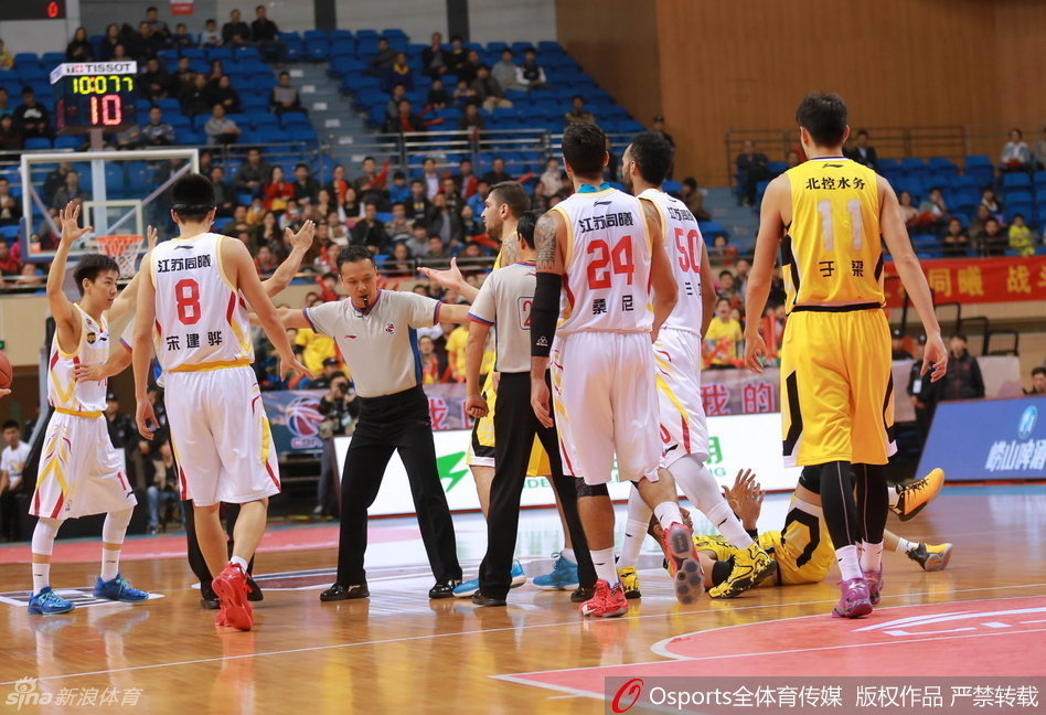 冯欣与卡姆拉尼在场上胸口顶着胸口，双方怒目而视，队友们迅速围拢过来将两人分开，空气中弥漫着浓重的火药味。