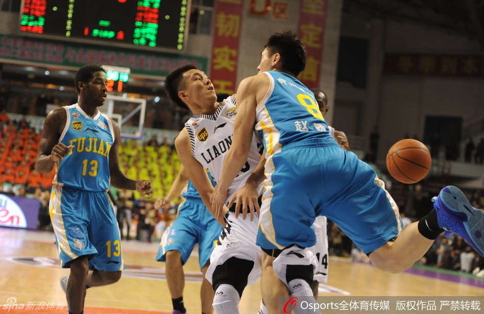 郭艾伦飞身跃起与王哲林争抢篮板，两人身体扭曲失去平衡，双双倒地瞬间尘土飞扬