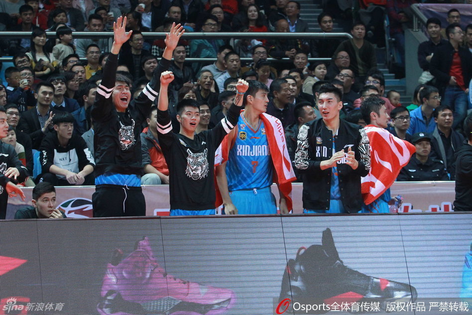 李根持球强行突破，面对周琦遮天蔽日的长臂封堵依然坚决起跳，两人在空中形成激烈对抗，而裁判的哨声似乎并未及时响起。