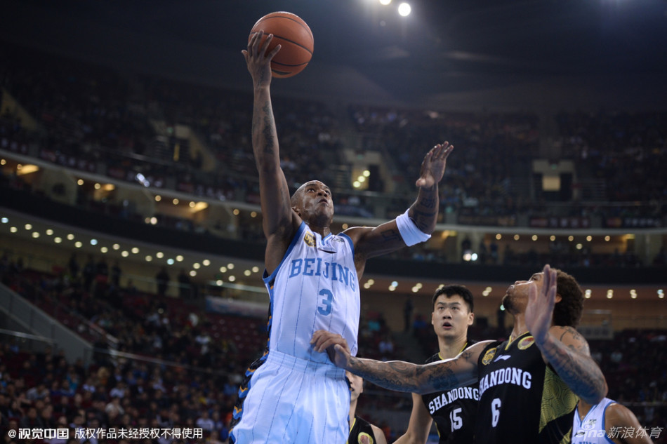 孙悦如同一道紫色闪电，在对手的围追堵截中牢牢将球控制在身后，用长臂为球队梳理着进攻节奏。