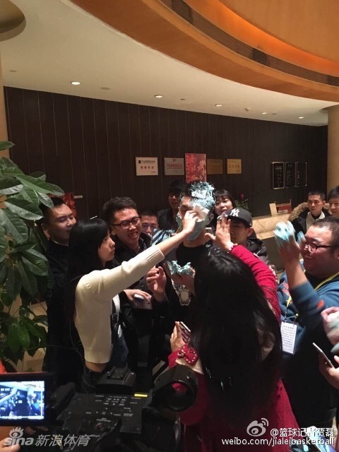 尽管脸上被涂满了蓝色奶油，几乎看不清五官，郭艾伦依然露出开心的笑容，与身边的球迷互动，气氛热烈