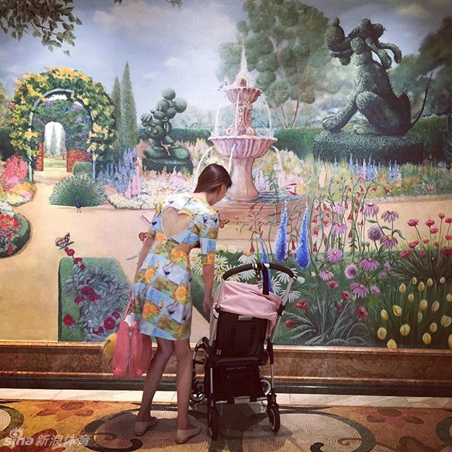 在迪士尼标志性的奇幻童话城堡前，陈露牵着女儿的小手漫步。小家伙回头张望，眼神里满是对这个奇妙世界的惊喜，母女俩的背影在城堡映衬下显得格外温馨有爱。