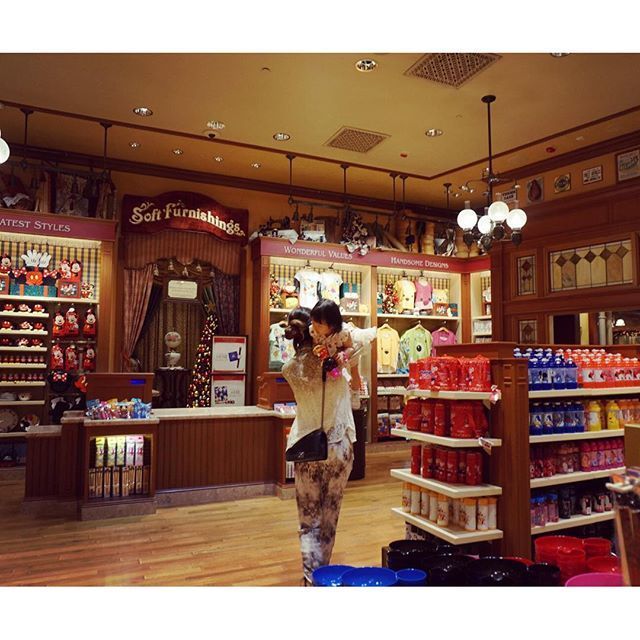 陈露与女儿在乐园的某个角落开心互动，小家伙被妈妈逗得开怀大笑，笑容像阳光一样灿烂。陈露望向女儿的眼神里，充满了无尽的温柔与疼爱。