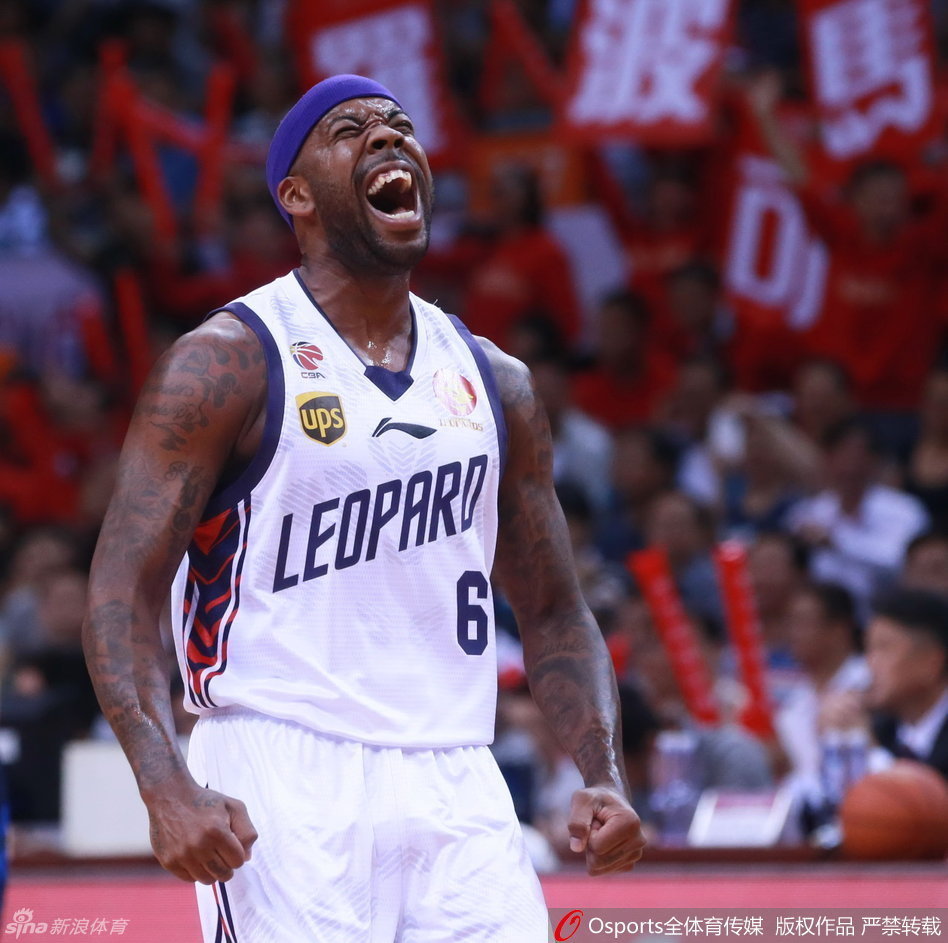 杜锋在场边激情临场指挥，右手挥舞着战术手势，眼神坚定而犀利，即便在比分胶着时也从未放弃对细节的把控。