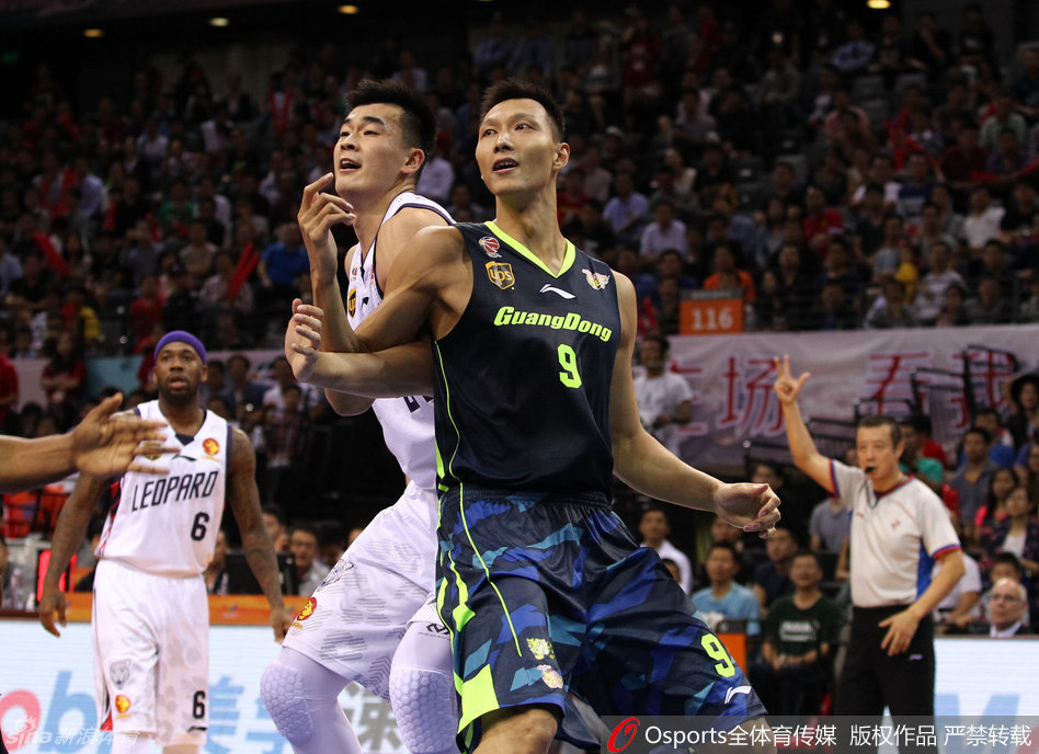 孟铎在拼抢中受伤倒地，面部表情因剧痛而扭曲，双手紧捂伤处，队医迅速入场，现场气氛骤然紧张。