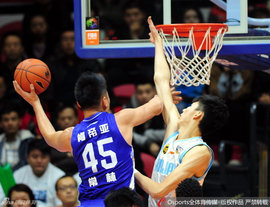 光头闪耀的西热力江眼神如炬，紧紧贴防对手，他那标志性的光头在灯光下格外醒目，每一次贴身逼抢都充满了令人窒息的压迫感。