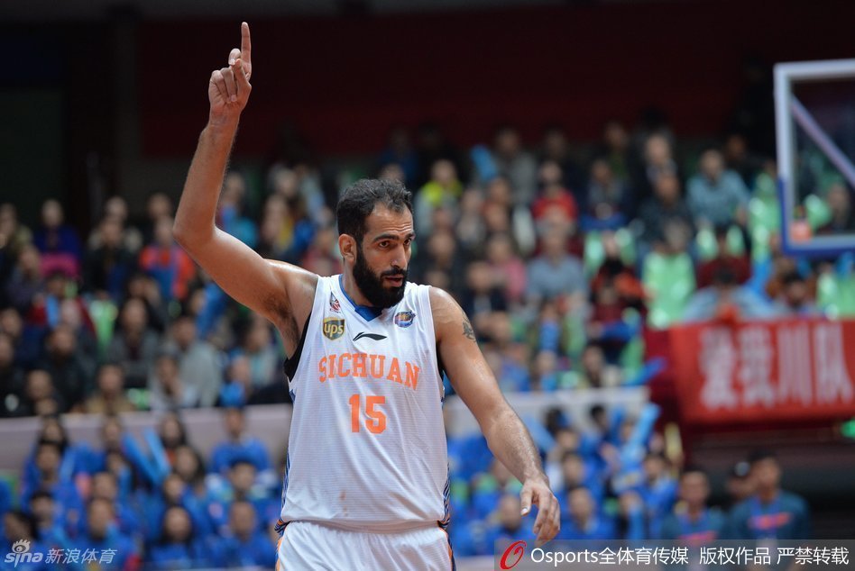 丁彦雨航痛苦地捂着小腿，在队友的搀扶下单脚跳着离场，他的背影与球场上的灯光形成鲜明对比，留下一个属于硬汉的悲情瞬间。