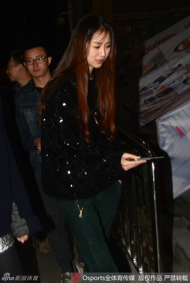 陈露身着简约便装现身球场看台，面对镜头展露明媚笑容，优雅气质在人群中格外抢眼。