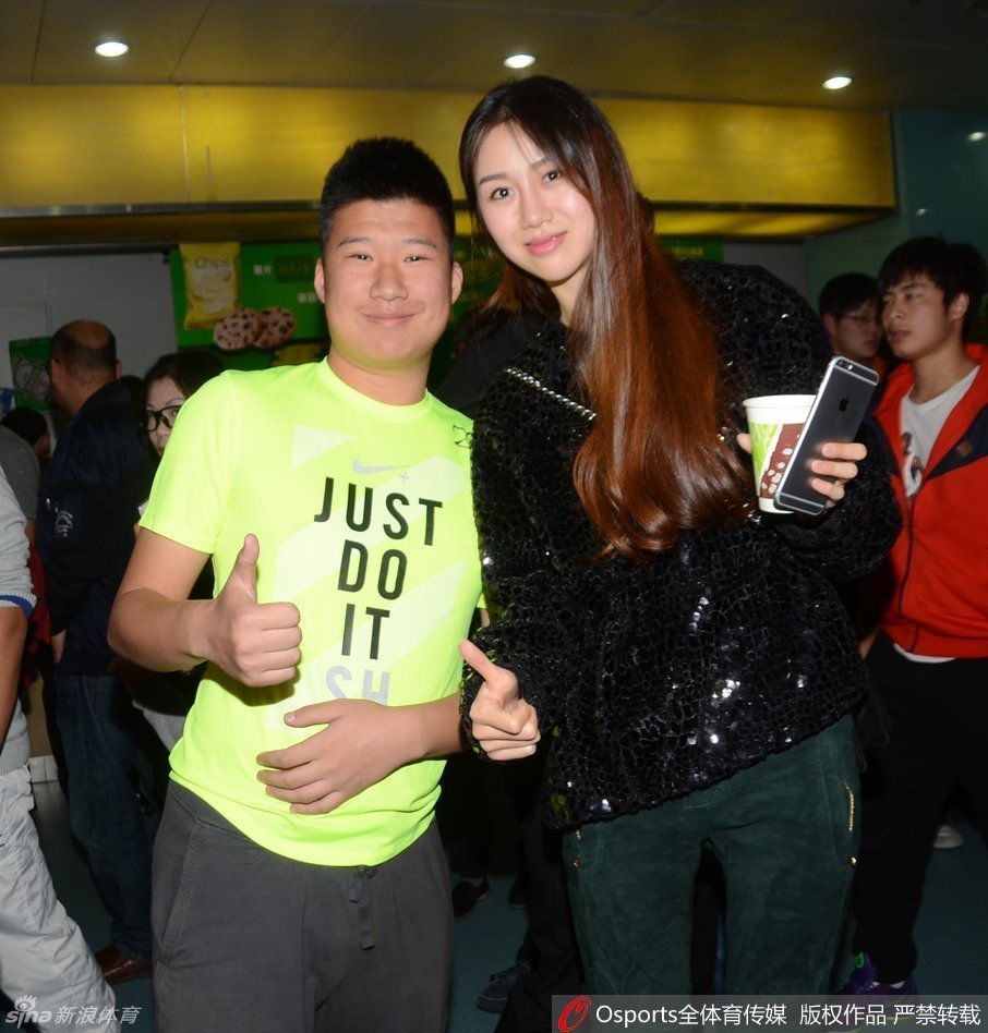 面对球迷的合影请求，陈露微微欠身配合，眼神温柔地看向镜头，亲和力十足毫无距离感。