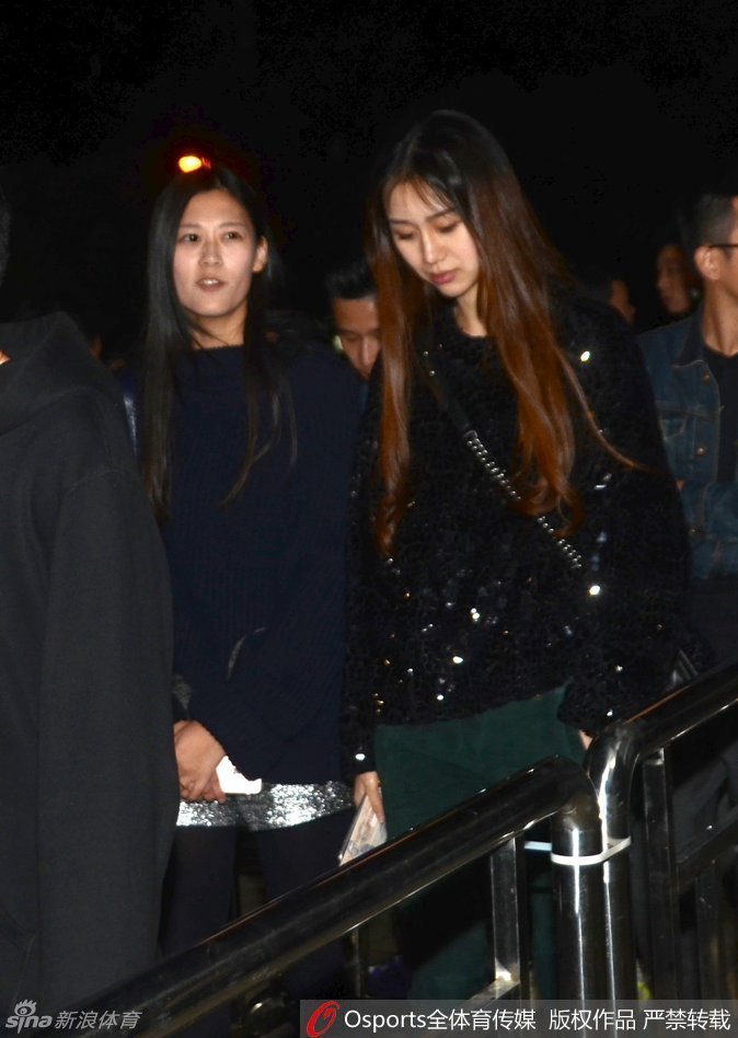 陈露在看台上专注凝视赛场方向，仿佛正为场上的每一次攻防揪心，眼神中透出对家人的牵挂。