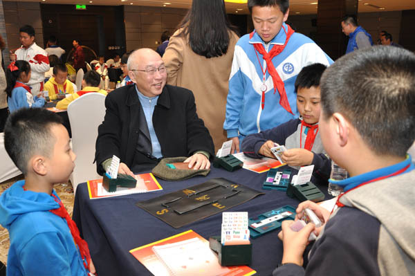 桥牌大师与同学互动打牌