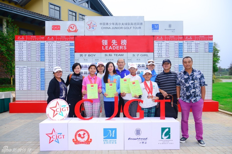 上海青少年高尔夫球代表队队员紧握冠军奖杯，灿烂笑容洋溢自豪与荣耀