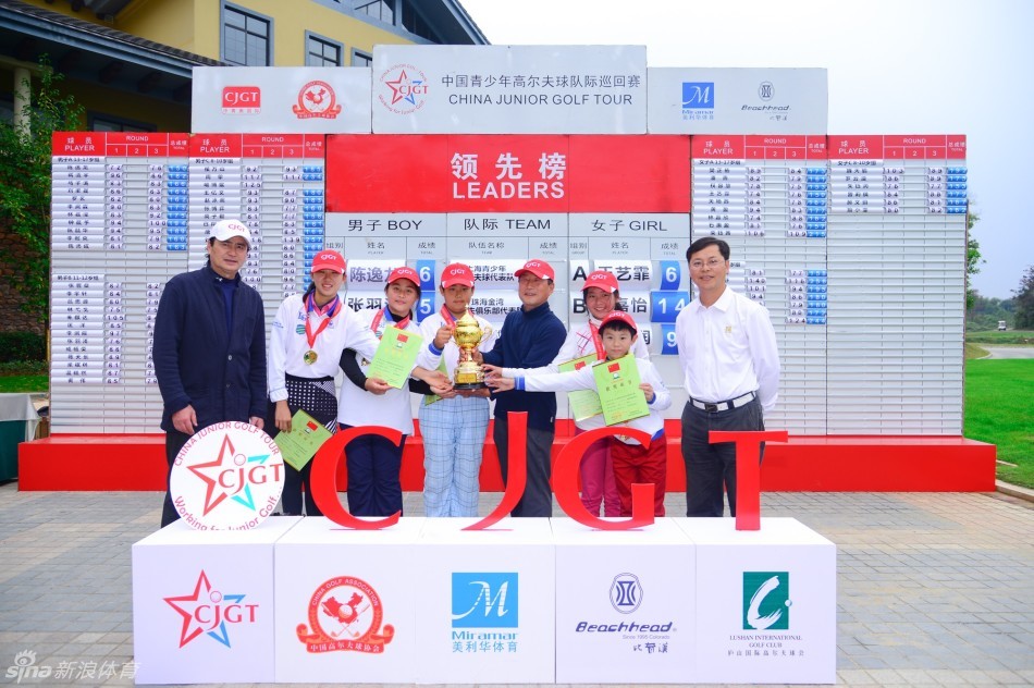 颁奖典礼现场，亚军珠海金湾代表队队员面带微笑接受奖杯，眼神中充满对未来的期待