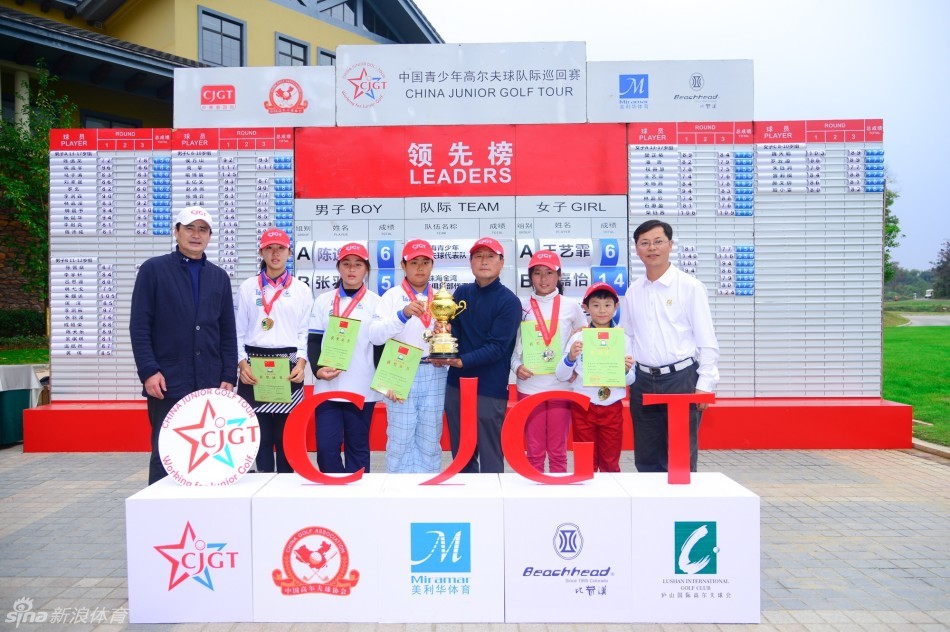 季军滨海森林·东传瑞林达学院·梦之队队员合影，手持奖牌相互鼓励，尽显团队情谊