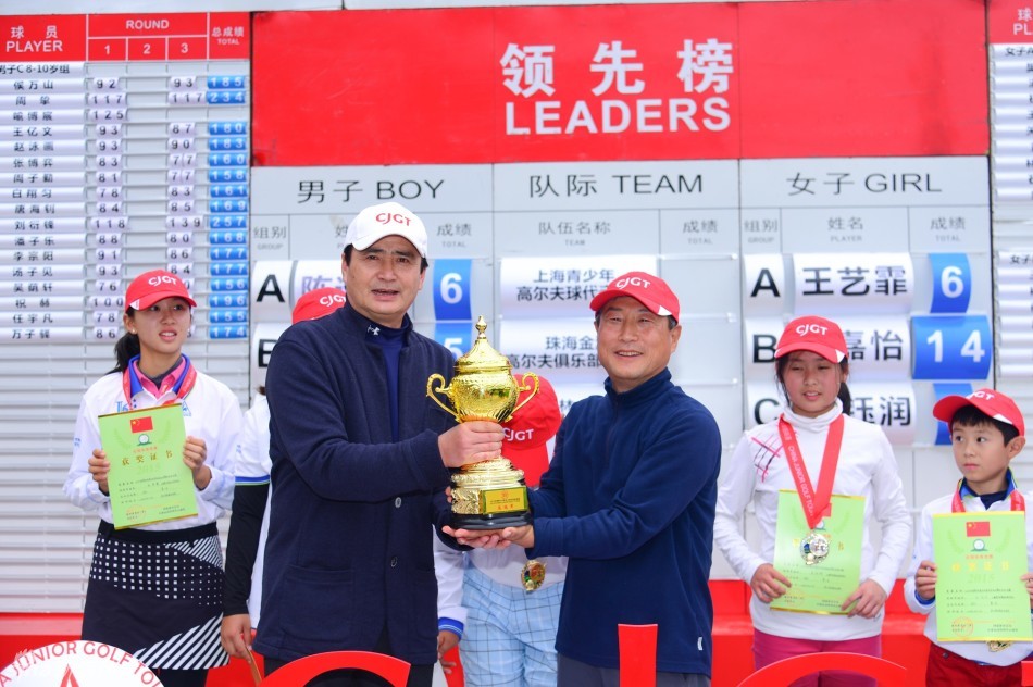 赛事总监高薇女士为获得最佳礼仪奖的罗玄和陈诗颖颁奖，两位少年神情庄重，接过象征高尚品德的荣誉