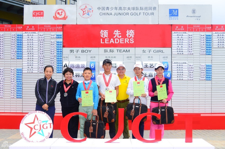 庐山国际高尔夫球会壮丽的球场风景，绿草如茵，与远山相映成趣，为比赛提供了绝佳舞台