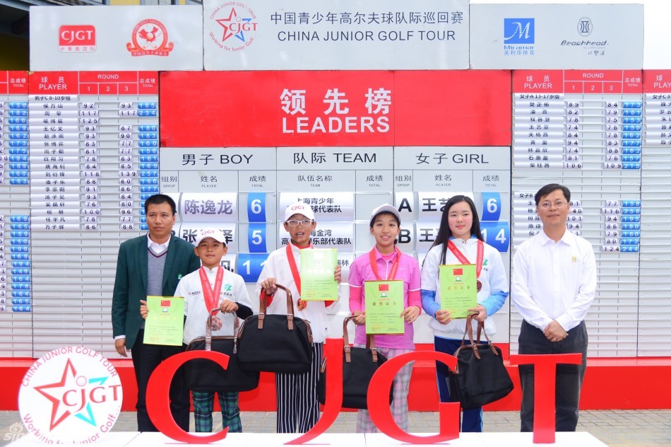 小选手们认真书写感谢卡，用真挚的话语表达对赞助商、球场和组委会的感恩之心