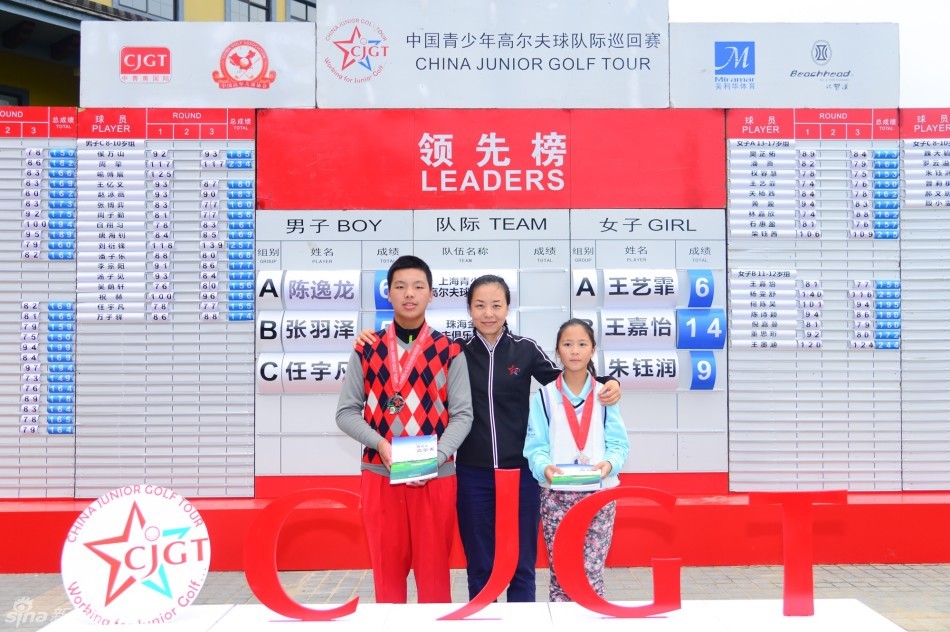 比赛中，青少年选手沉着冷静地推杆，专注的神情展现了超越年龄的成熟与技艺