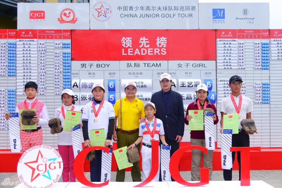 金色夕阳下，获奖的青少年选手们齐聚一堂合影留念，一张张笑脸定格了2015年秋天最美好的瞬间