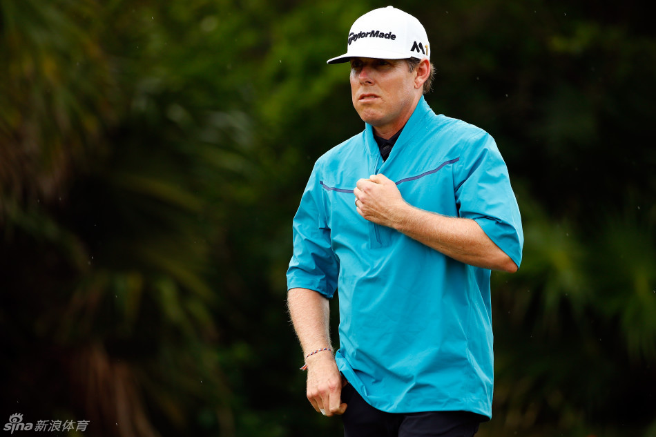 麦克道威尔挥杆瞬间，身体完美扭转，球杆划过雨幕留下一道银色轨迹