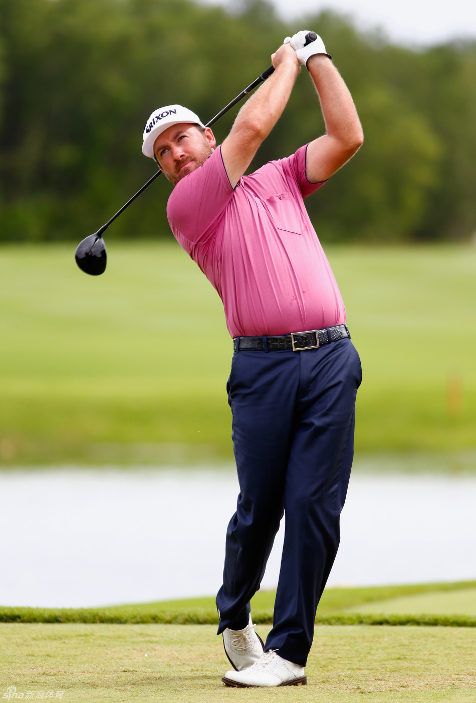 麦克道威尔于开球台眺望，侧影坚定，身后是笼罩在蒙蒙雨雾中的连绵球场与树林