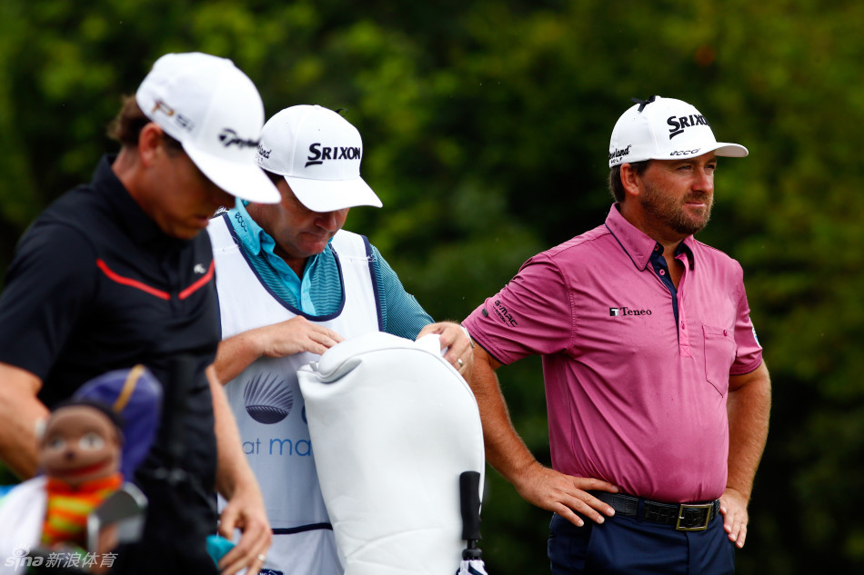 帕特里克-罗杰斯雨中凝神看线，手指轻触湿滑果岭，计算着小球滚动的每一寸可能