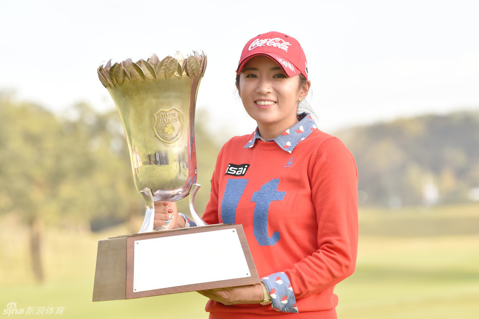 李宝美优雅完成推杆动作的瞬间,身体线条流畅而稳定,目光如炬紧盯小球滚动的轨迹,尽显顶级球手的精湛技艺与强大心理素质。