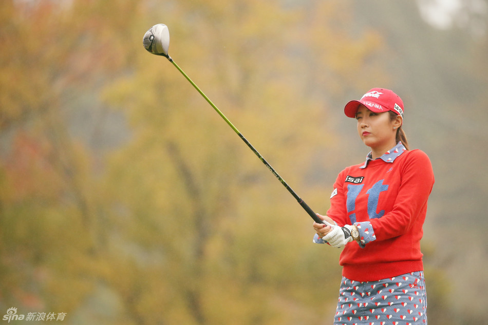 冠军加冕时刻,李宝美身着优雅服饰,手捧硕大的伊藤园赛冠军奖杯,奖杯的璀璨光芒映照着她喜悦而满足的脸庞,这是梦想实现的瞬间。