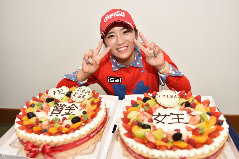 李宝美在千叶县巨岛俱乐部果岭边凝神思索,阳光洒在她专注的侧脸与身后的球包上,决胜时刻的静谧与力量感悄然弥漫。